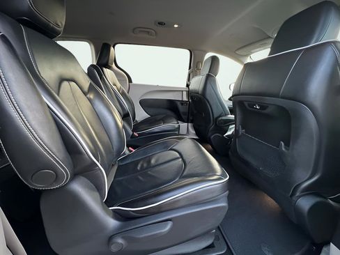Used 2021 Chrysler Pacifica Limited image 30