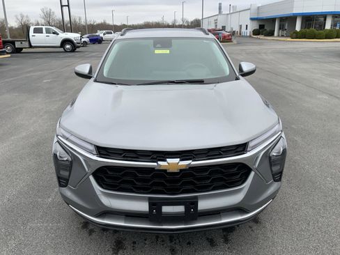 Used 2025 Chevrolet Trax LT w/ LT Convenience Package FWD image 3
