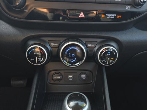 Used 2020 Hyundai Venue SEL image 19