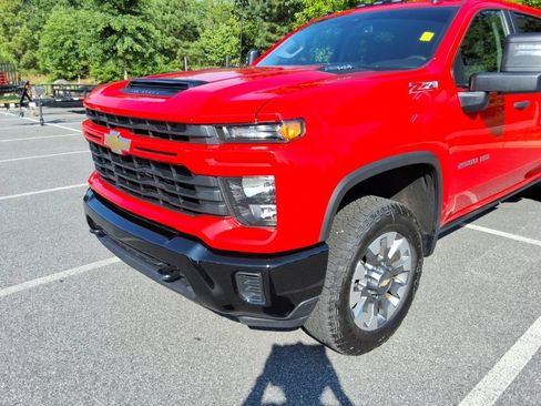 Used 2024 Chevrolet Silverado 2500 Custom w/ Custom Value Package AWD/4WD image 9