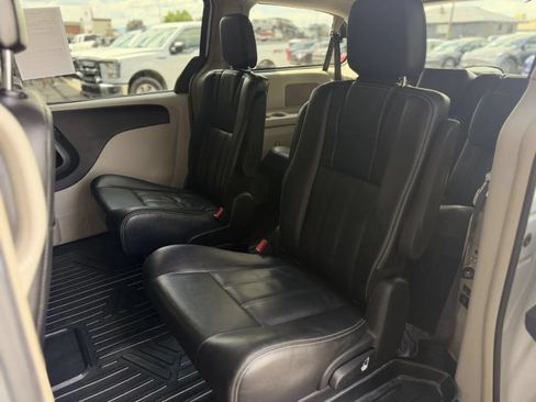 Used 2016 Chrysler Town & Country Touring FWD image 3