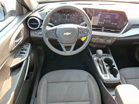 Used 2024 Chevrolet Trax LS w/ LS Convenience Package FWD image 11