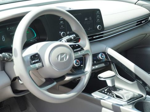 Used 2025 Hyundai Elantra Hybrid FWD image 17