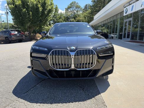 Used 2025 BMW i7 eDrive50 w/ Executive Package RWD image 3