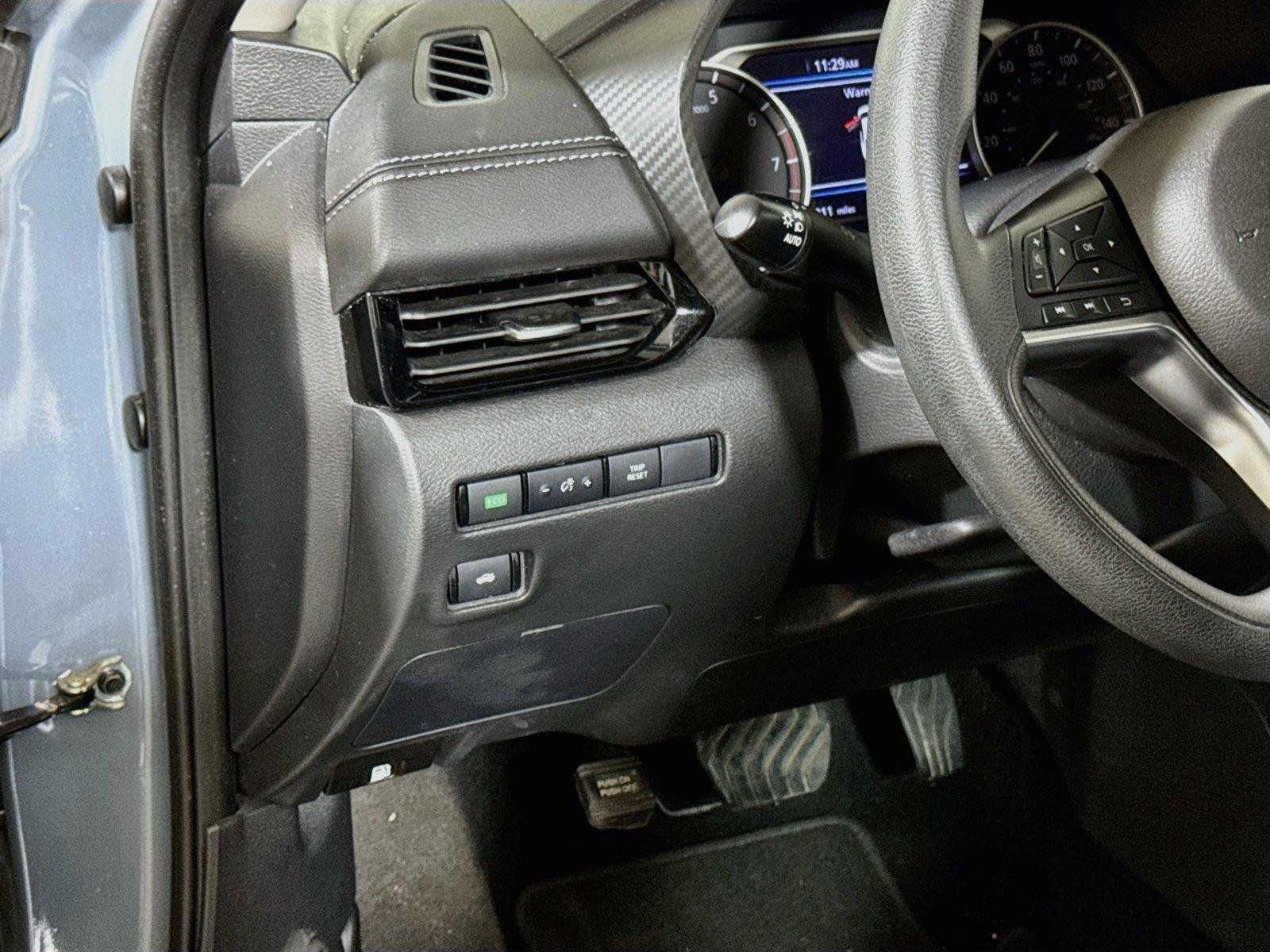 Used 2025 Nissan Sentra SV FWD image 8