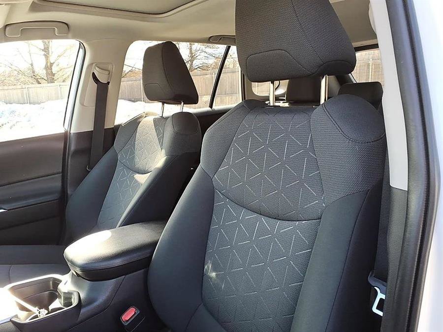 Used 2021 Toyota RAV4 XLE w/ Convenience Package AWD/4WD image 17