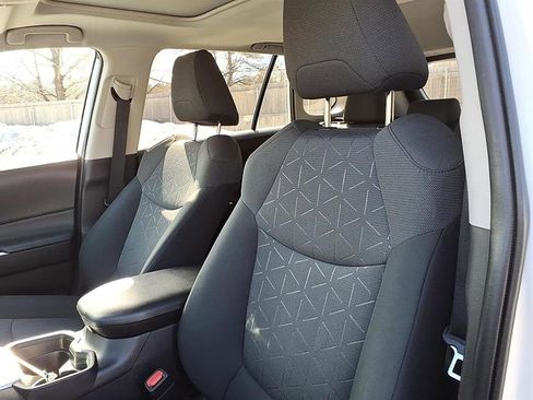 Used 2021 Toyota RAV4 XLE w/ Convenience Package image 17