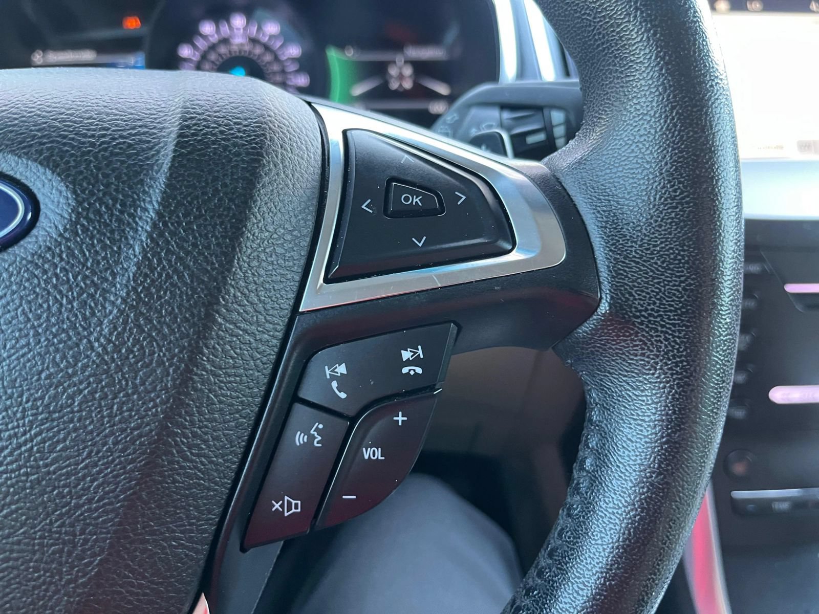 Used 2018 Ford Edge Titanium w/ Technology Package AWD/4WD image 16