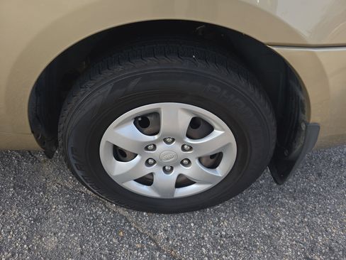 Used 2009 Kia Sedona LX image 35