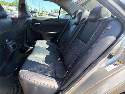 Used 2015 Toyota Camry SE w/ Moonroof Package FWD image 10