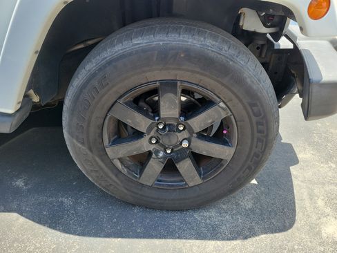 Used 2014 Jeep Wrangler Unlimited Sahara AWD/4WD image 5