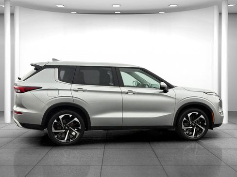 Used 2024 Mitsubishi Outlander SE image 8