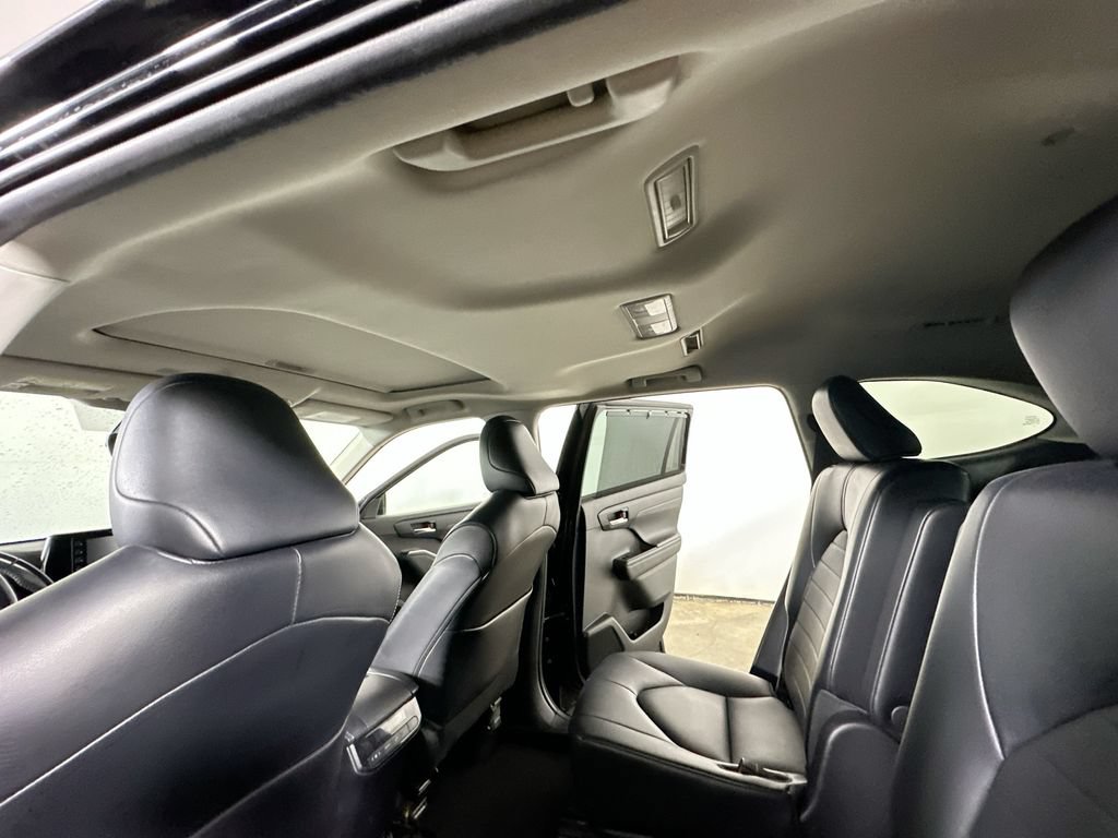 Used 2022 Toyota Highlander XLE AWD/4WD image 15