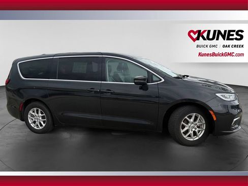 Used 2023 Chrysler Pacifica Touring-L FWD image 5