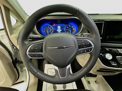 Used 2023 Chrysler Pacifica Touring-L image 11