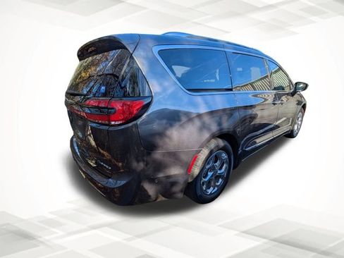 Used 2021 Chrysler Pacifica Limited w/ Uconnect Theater Family Group image 3