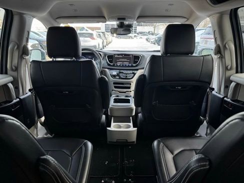 Certified 2024 Chrysler Pacifica Touring-L image 22