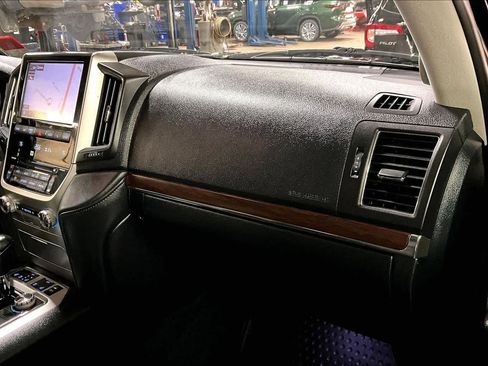 Certified 2017 Toyota Land Cruiser image 17