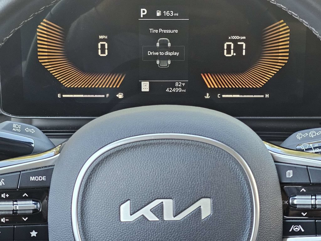 Used 2025 Kia Carnival FWD image 26