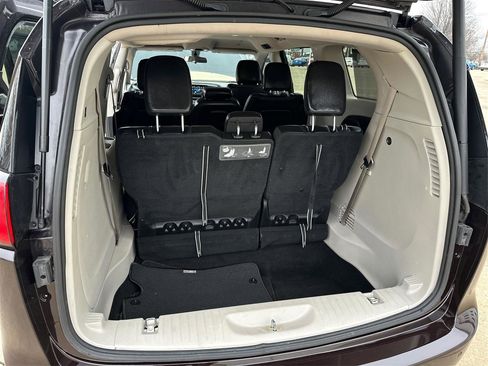 Used 2018 Chrysler Pacifica Touring-L image 22