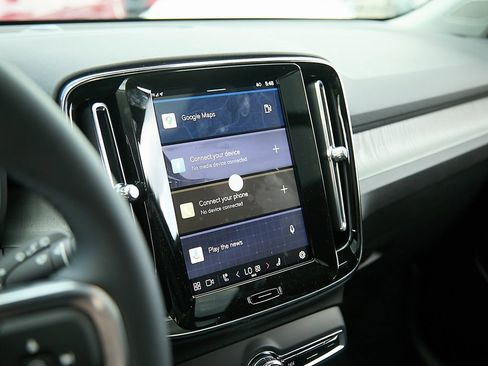 New 2025 Volvo XC40 B5 Plus w/ Protection Package Premier image 15