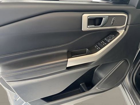 Used 2022 Ford Explorer XLT w/ Equipment Group 202A image 9