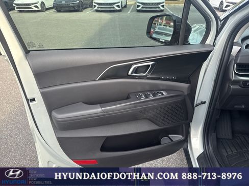 Used 2025 Kia Carnival SX FWD image 11