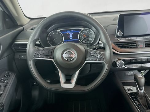 Used 2025 Nissan Altima 2.5 SV FWD image 17