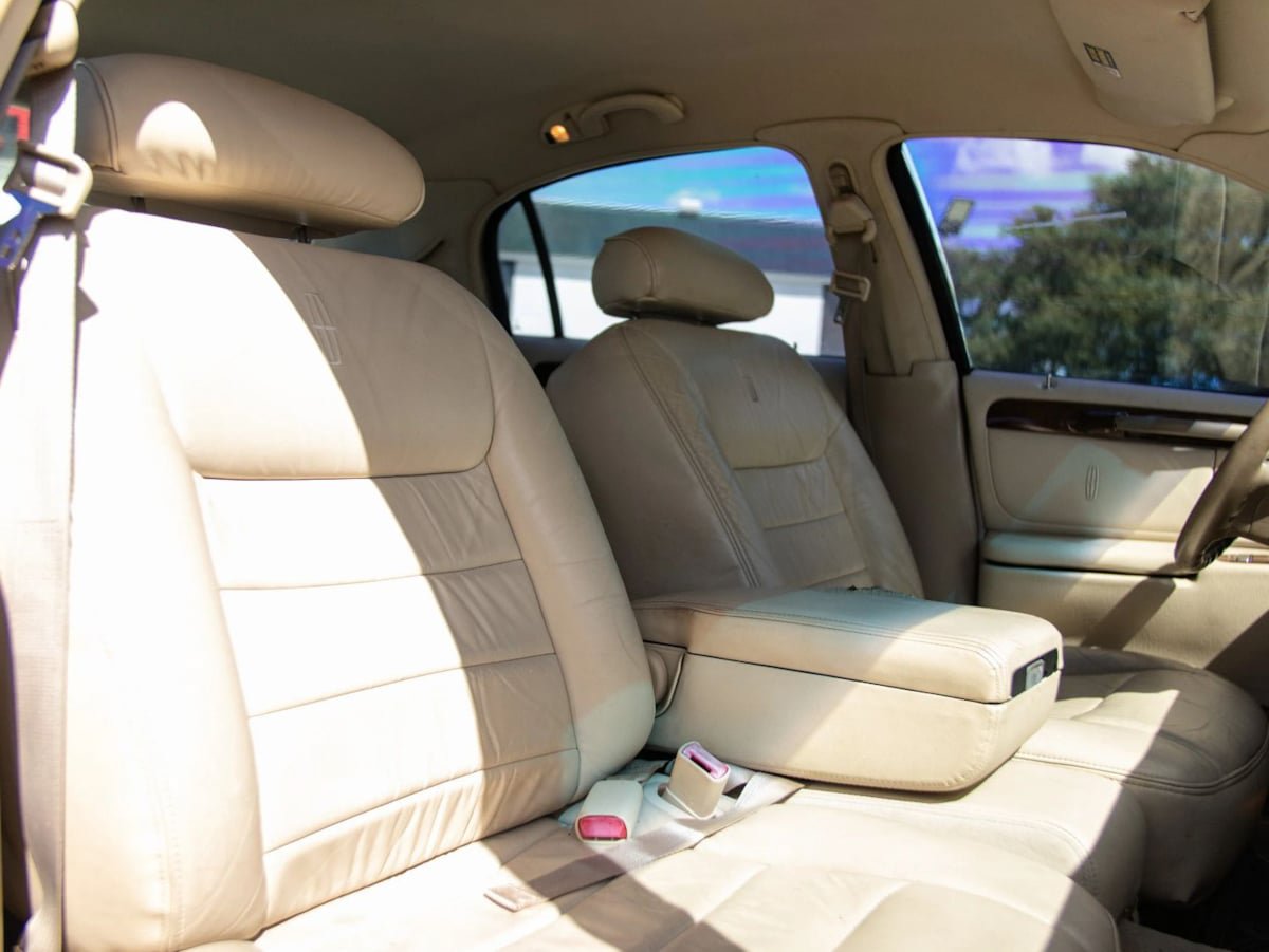 Used 2000 Lincoln Town Car Executive RWD image 22