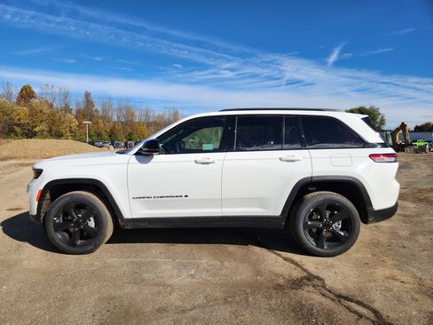 New 2025 Jeep Grand Cherokee Limited w/ Black Appearance Package AWD/4WD image 17