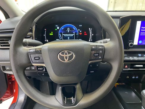 Used 2025 Toyota Camry LE image 32
