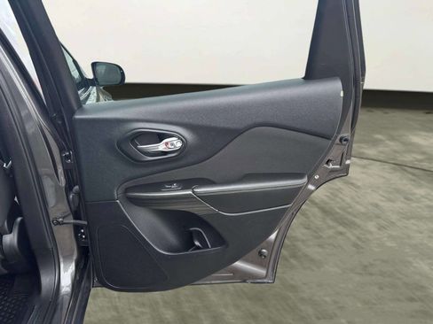 Used 2014 Jeep Cherokee Latitude w/ Comfort/Convenience Group image 17