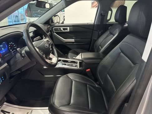 Used 2023 Ford Explorer XLT w/ Equipment Group 202A image 5