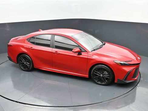 Used 2025 Toyota Camry SE image 34