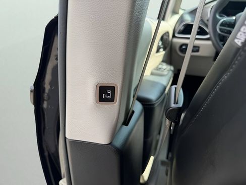 Used 2023 Chrysler Pacifica Touring-L FWD image 12