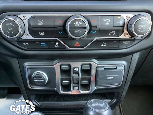 Used 2023 Jeep Wrangler Unlimited Sahara AWD/4WD image 17