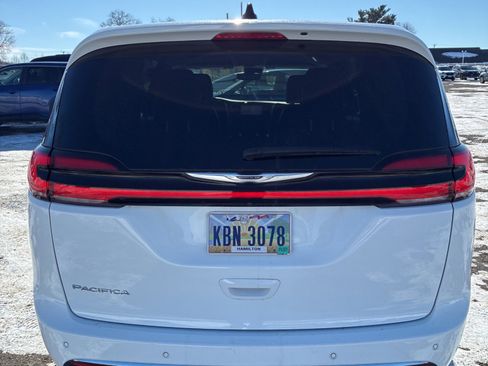 Used 2023 Chrysler Pacifica Touring-L image 4