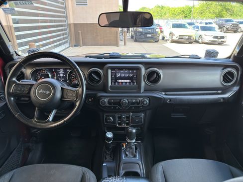 Used 2022 Jeep Gladiator Willys AWD/4WD image 11