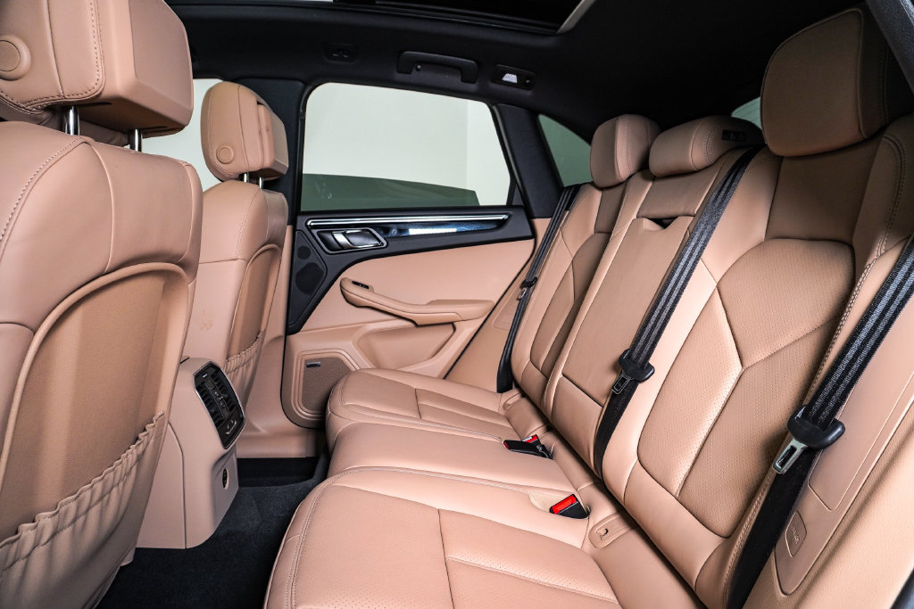 Certified 2026 Porsche Macan AWD/4WD image 17
