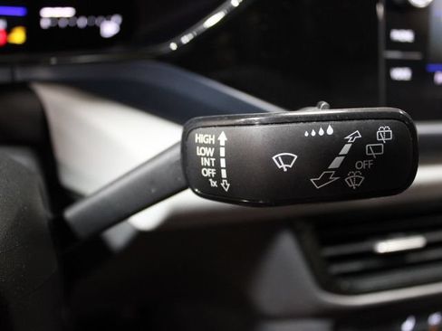 Used 2022 Volkswagen Taos SE w/ Panoramic Sunroof Package FWD image 39