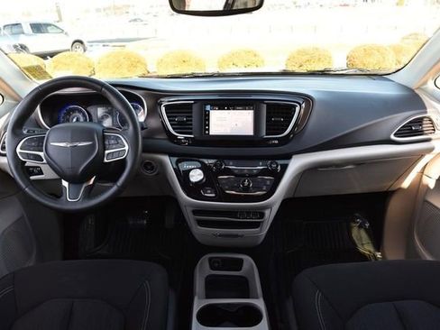 Used 2023 Chrysler Voyager LX image 7