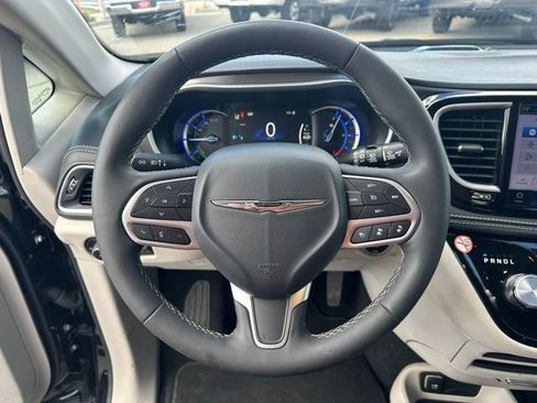 Used 2024 Chrysler Pacifica Limited FWD image 26