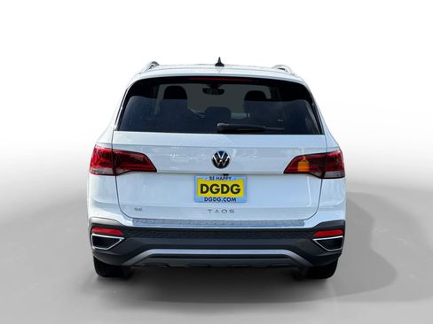 Certified 2022 Volkswagen Taos SE w/ Panoramic Sunroof Package image 4