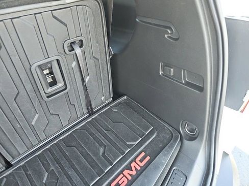 Used 2023 GMC Acadia SLE image 13