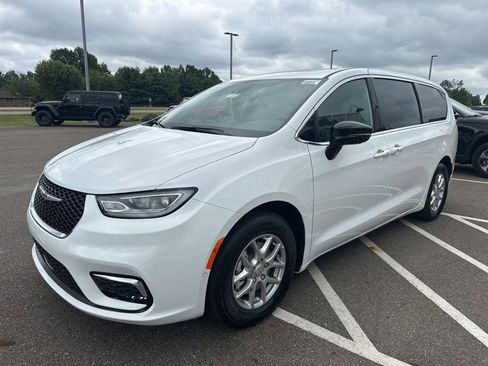 New 2026 Chrysler Pacifica Select image 4