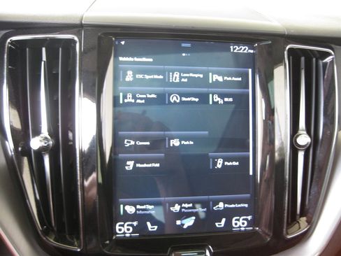 Used 2019 Volvo XC60 T5 Momentum w/ Premium Package FWD image 18