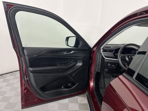 Used 2023 Jeep Grand Cherokee Laredo image 10