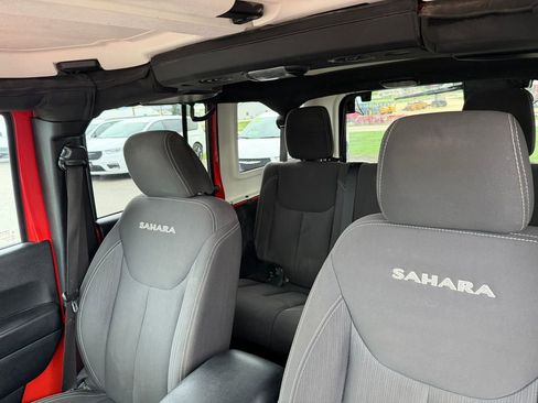 Used 2018 Jeep Wrangler Unlimited Sahara w/ Connectivity Group AWD/4WD image 14