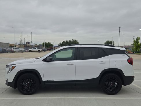 Used 2024 GMC Terrain SLE w/ Driver Convenience Package FWD image 7