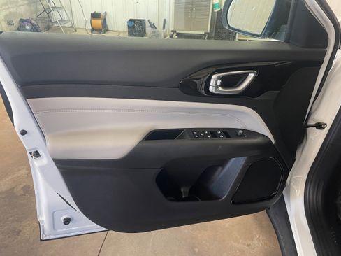 Used 2024 Jeep Compass Limited image 10